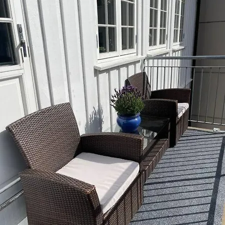 Sentral Og Solrik Lofts Leilighet, Med 2 Soverom Arendal